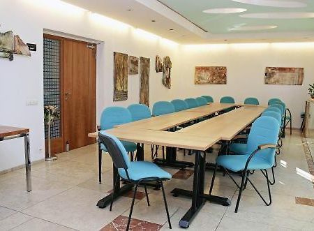 Hotel Maxim Svätý Jur エクステリア 写真