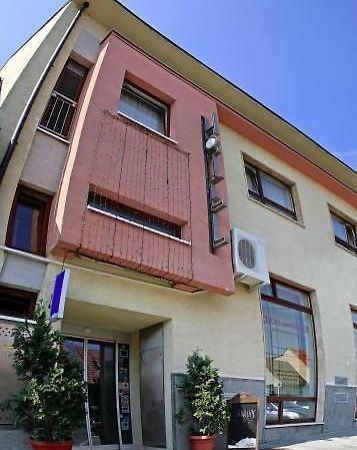 Hotel Maxim Svätý Jur エクステリア 写真