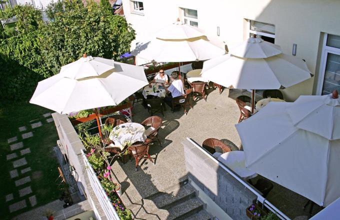 Hotel Maxim Svätý Jur エクステリア 写真