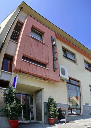Hotel Maxim Svätý Jur エクステリア 写真