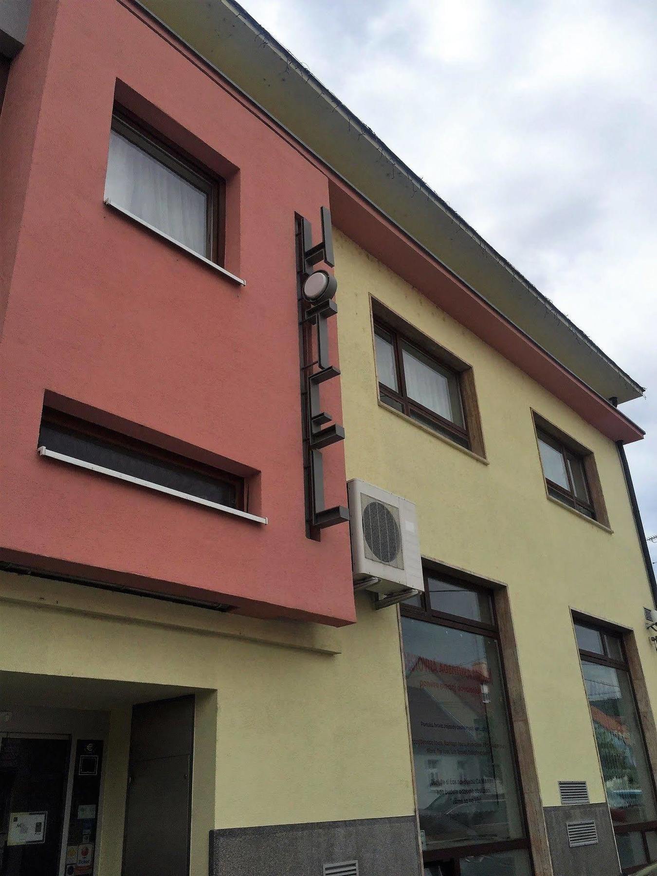 Hotel Maxim Svätý Jur エクステリア 写真