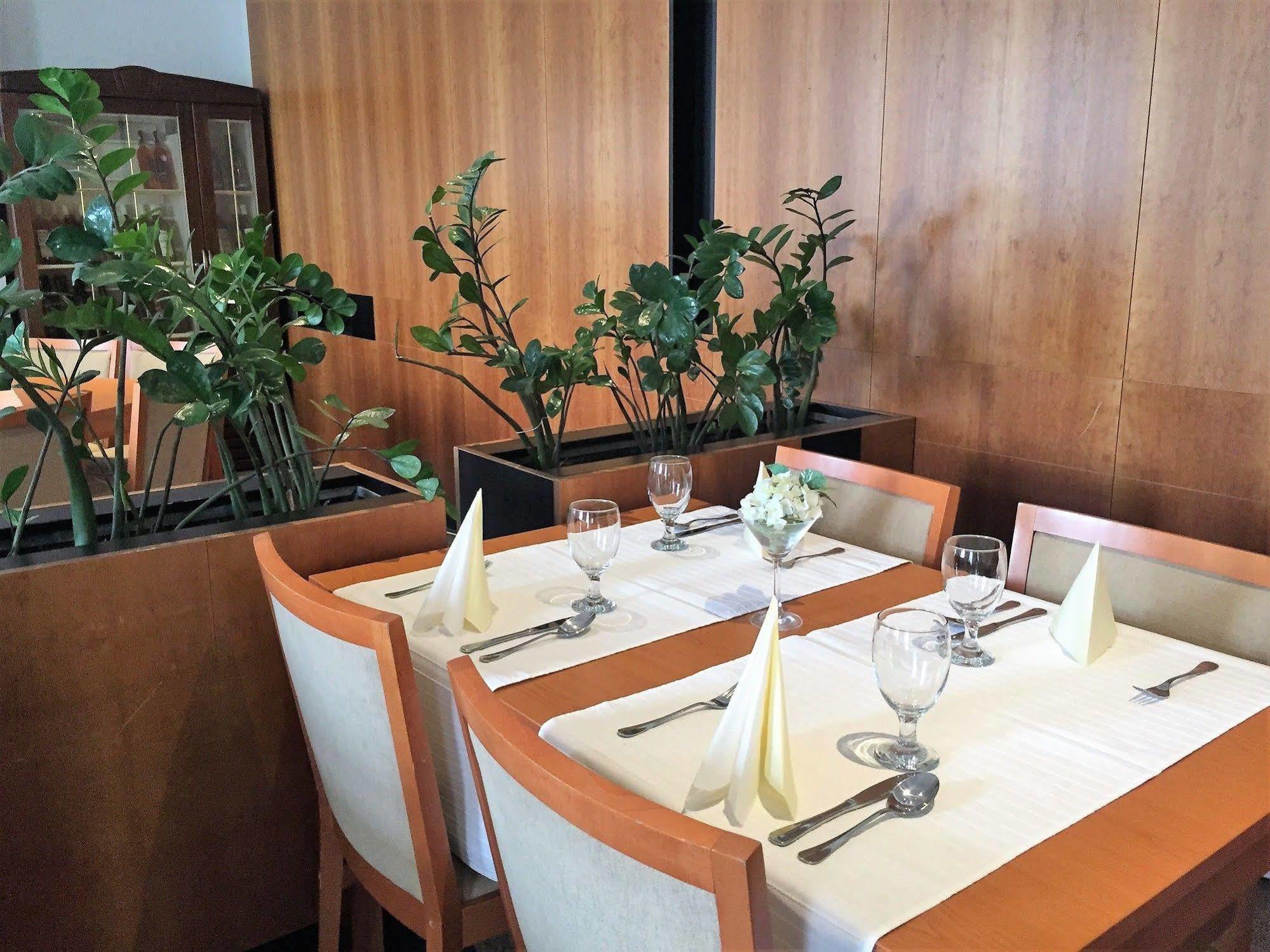 Hotel Maxim Svätý Jur エクステリア 写真