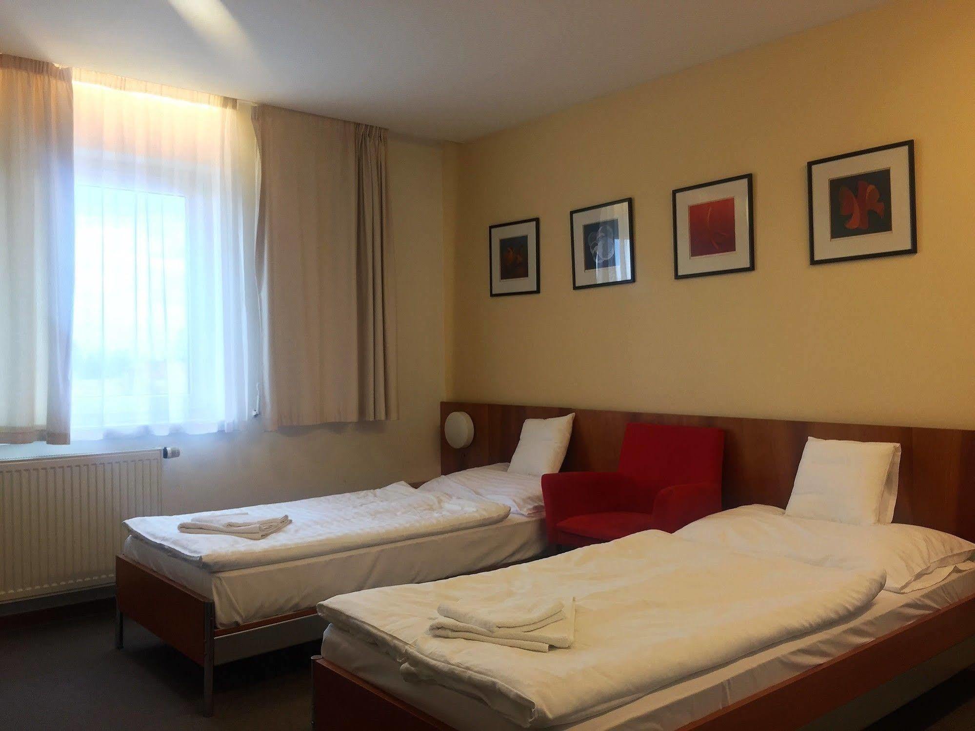Hotel Maxim Svätý Jur エクステリア 写真