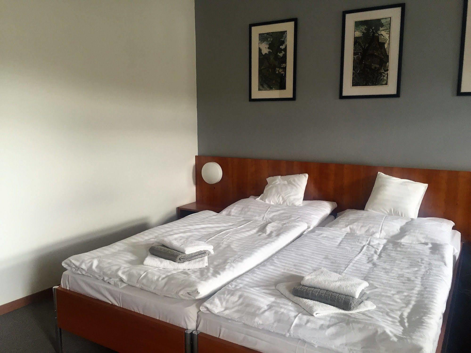 Hotel Maxim Svätý Jur エクステリア 写真