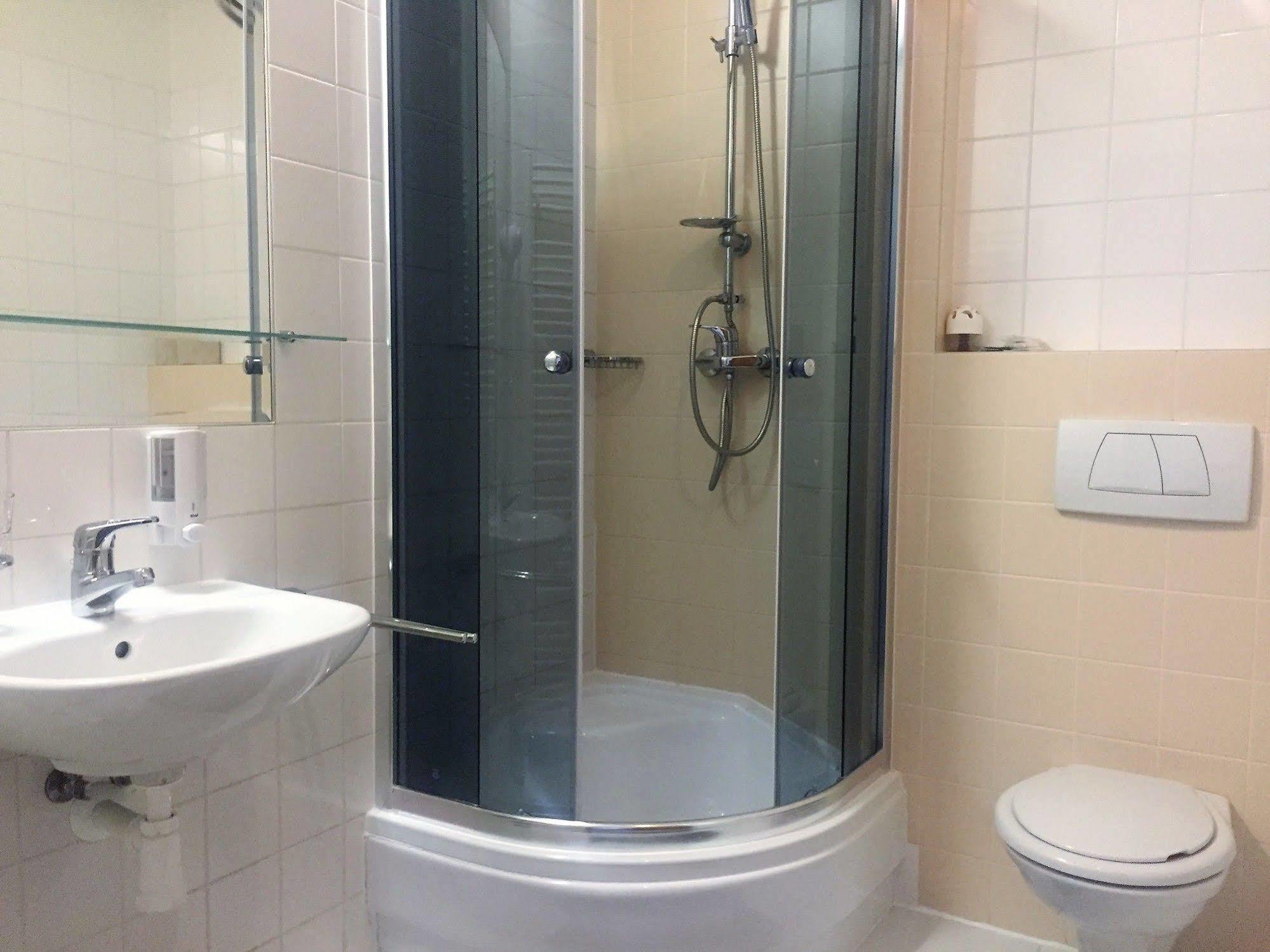 Hotel Maxim Svätý Jur エクステリア 写真