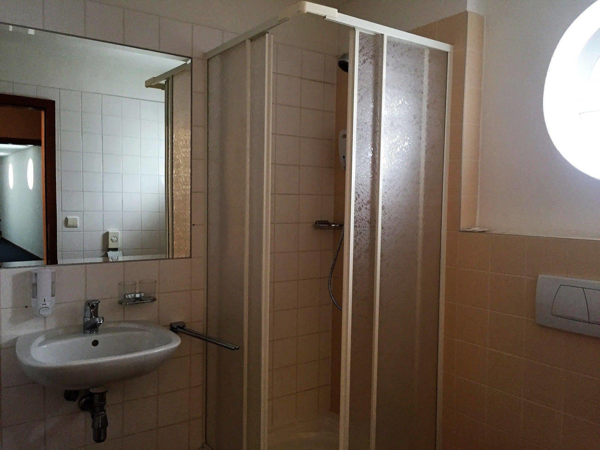 Hotel Maxim Svätý Jur エクステリア 写真