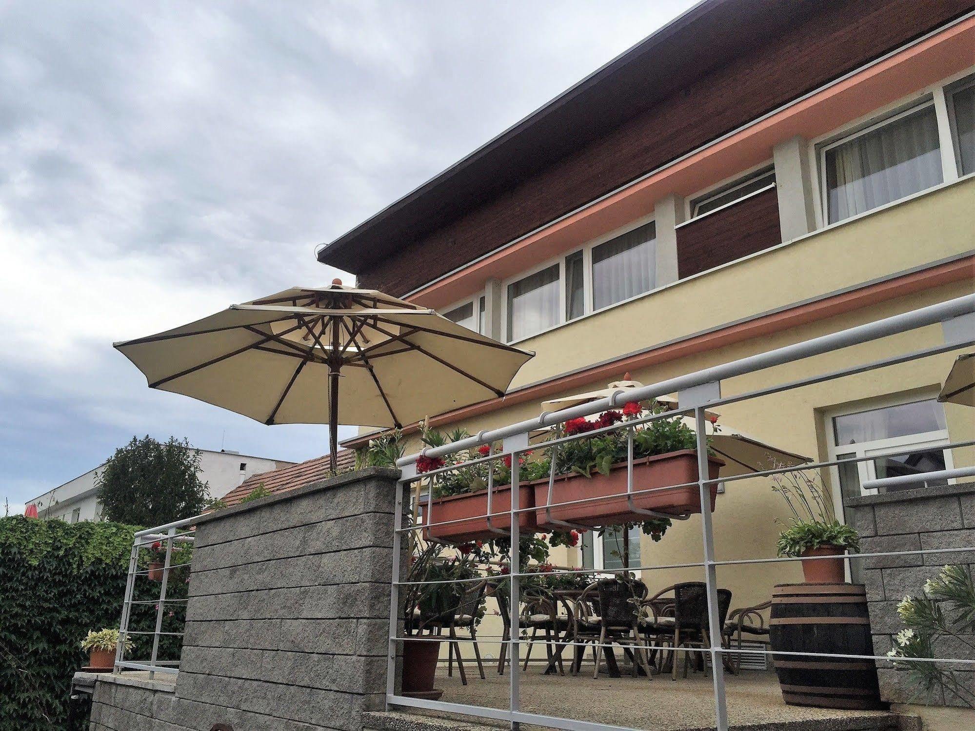 Hotel Maxim Svätý Jur エクステリア 写真