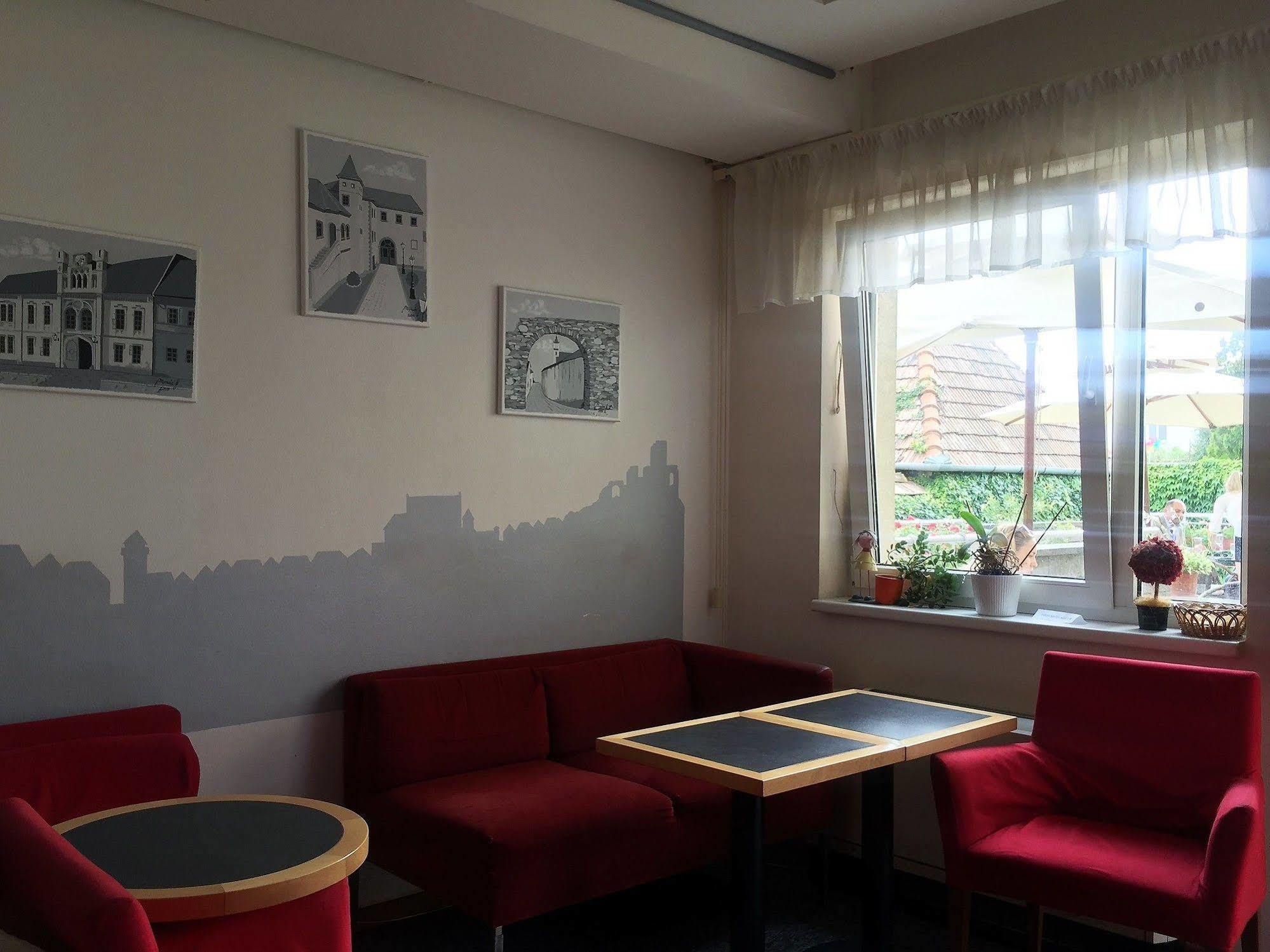 Hotel Maxim Svätý Jur エクステリア 写真